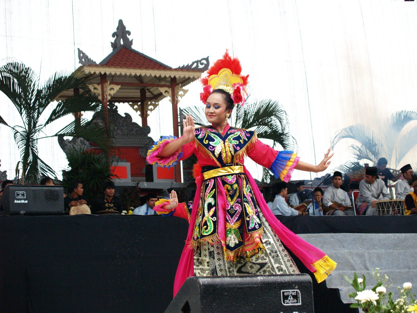 Pakaian kebudayaan Indonesia adat 